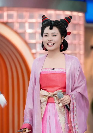 影版《长安的荔枝》里的杨贵妃， 本来是让李雪琴来演的， 结果最后大鹏却放了她的鸽