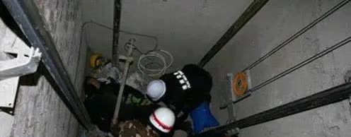 老人骑三轮车撞破电梯门掉进电梯井
老人骑三轮车撞破电梯门，坠入电梯井，事发突然