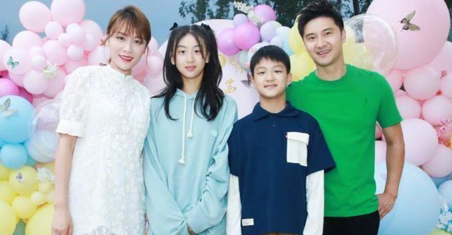 田亮叶一茜爱情故事











世界冠军爱上小超女，这能成吗？田亮的妈