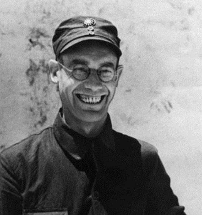 1932年，李德来到中国，成为红军的军事顾问。来到中央苏区不久，33岁的李德便耐