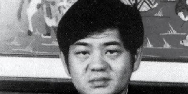 富豪黄任中奢靡生活终落魄





你见过纸醉金迷到极致是什么样吗？“最丑富豪”