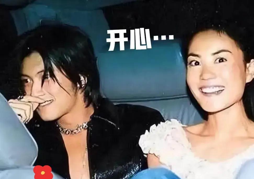王菲和谢霆锋恋爱25年不结婚，机场甜蜜互动羡煞众人！别人恋爱追求仪式感，他们却背