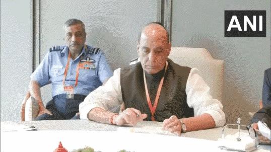 印度代表来中国吃饱喝足后一到签字环节就撂挑子捣乱了，他拒绝签字的理由是上合组织没