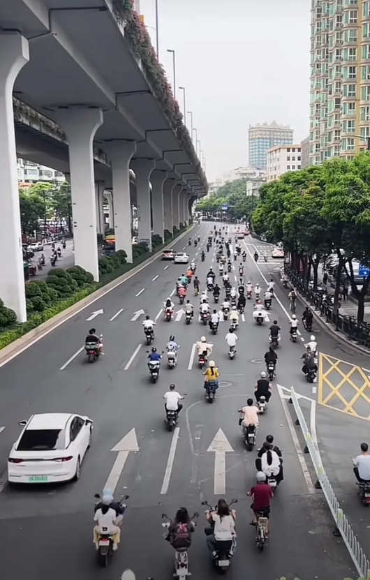 网友说广州的交通现状，电动车再不管理要上天了。
大家怎么看？