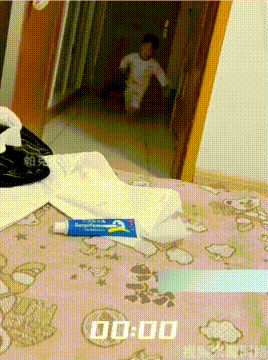 宝宝将睡着哥哥打醒，跑到妈妈屋里避难，结果就差一步之遥！
