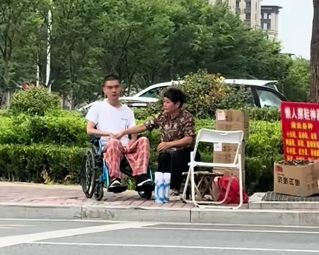 一位母亲带着33岁脑梗的儿子，在街边擦鞋，父亲也离婚了，留下母子俩相依为命，她在