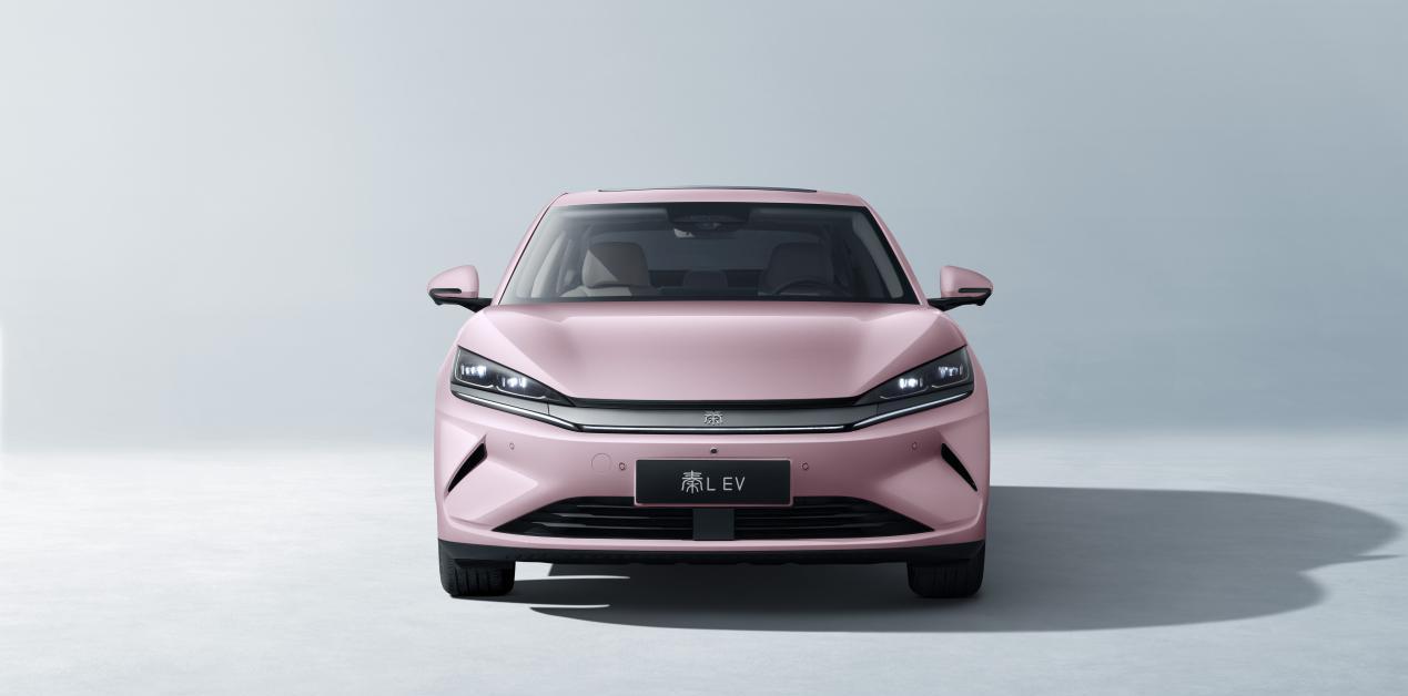 成都车展期间，比亚迪秦L EV发布545KM云辇款，12.98万元。
搭载了云辇