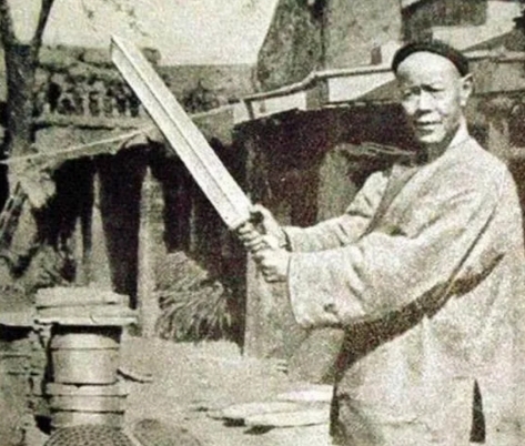 邓海山，晚清最后的一个刽子手，一生砍了二三百颗脑袋，钱多的几辈子花不完，到老却是