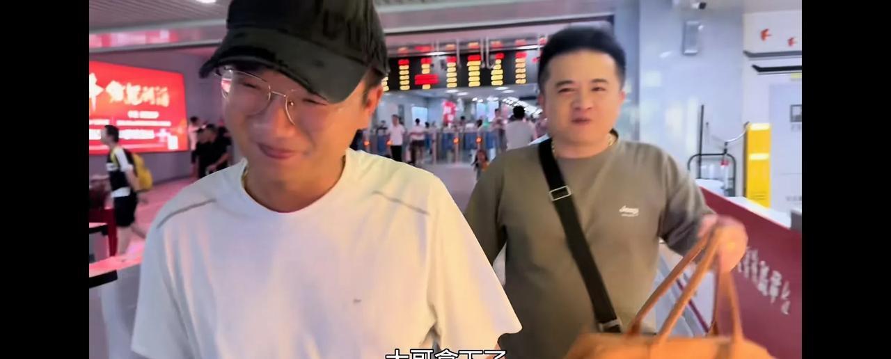 横店十三哥重返横店后食言，没有跑戏没有拍视频也没有直播。
记得8月16日晚，十三