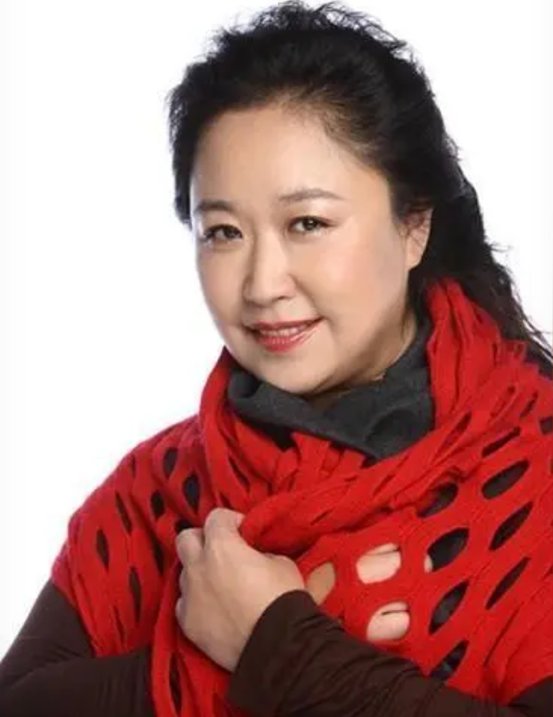 母亲是老戏骨，姐姐是国家一级演员，她嫁给摆摊丈夫，儿子是骄傲