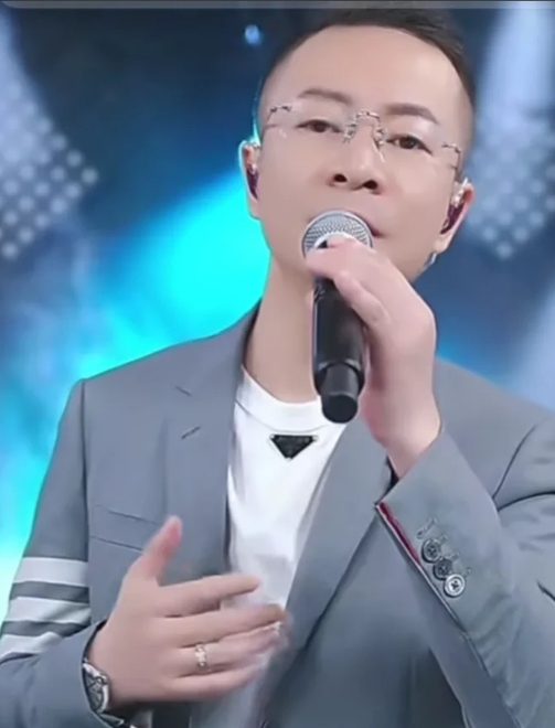 何千万说；“嫄嫄和二饼是抖音的福气。”连麦过后，何千万在和家人们聊天的时候，说嫄