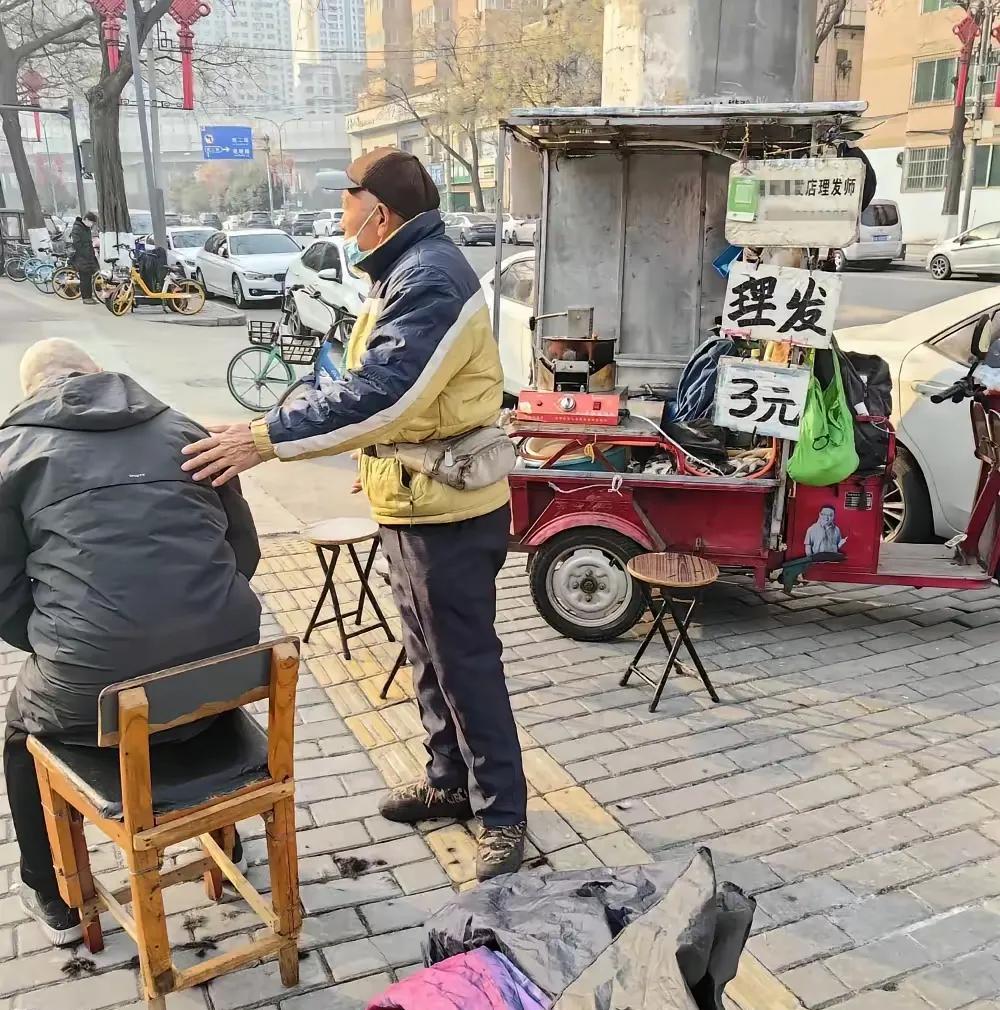 街头理发便宜到是便宜就是不知道手艺能不能赶上拖泥老师