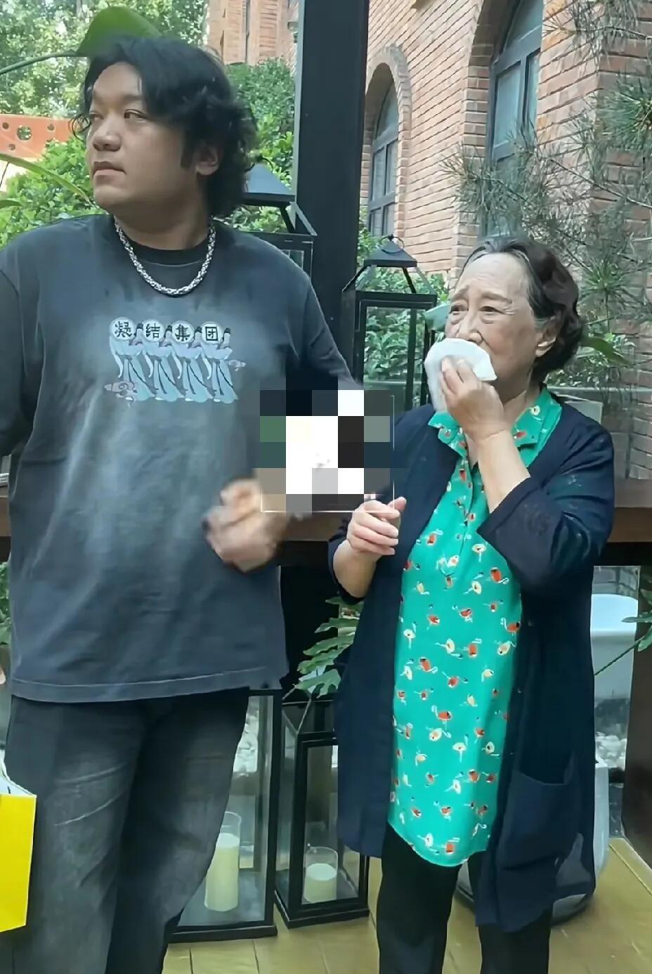 时间到底都去了哪儿？原来那么萌的小雨，现在这么胖，这么油腻了，一点明星的气质都没