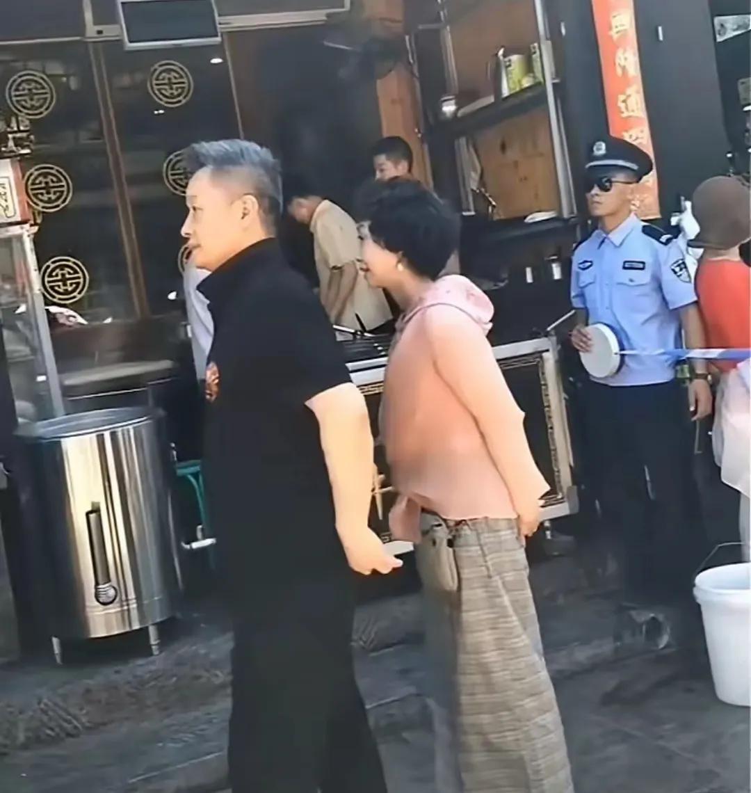 15岁定情，抗癌30年！阎维文平遥演唱会深情告白病妻，网友：这才是真爱！
202