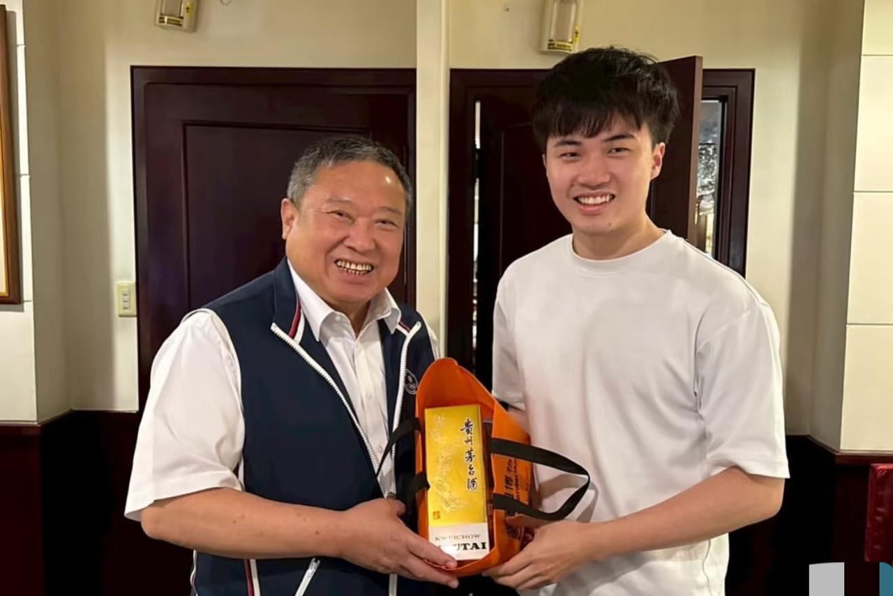 林昀儒和高承睿接受赞助商表彰
林昀儒给董事长带特产，
懂事的林昀儒，情商真的很高