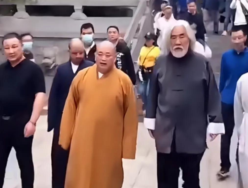 一个和尚有多牛，就连大导演张纪中也得屈身恭维一下。
不知道看到这个场面，信徒们怎