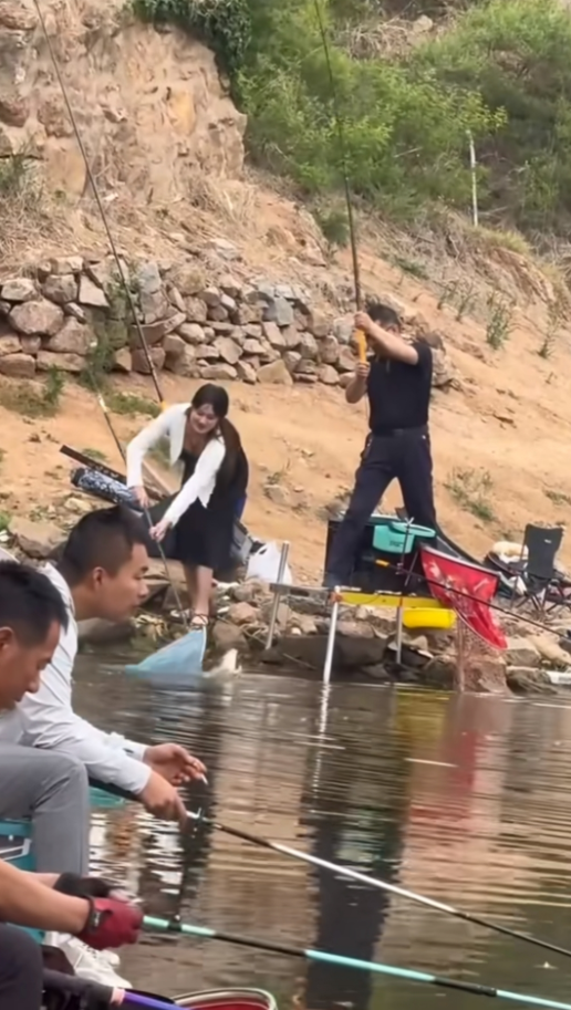 旁边这哥们真气人明天我也把老婆带上