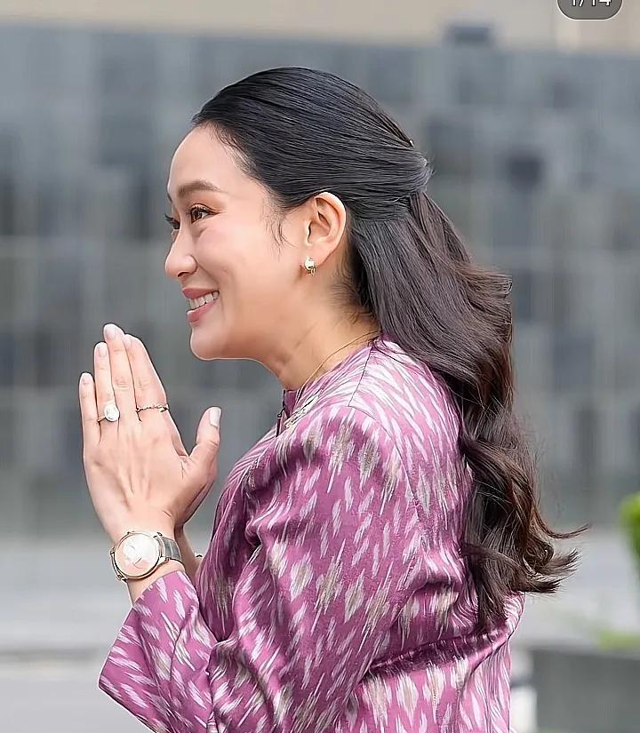 7月10日，泰国文化部长佩通坦与播求、他信举行会谈，讨论泰国未来发展愿景。
佩通
