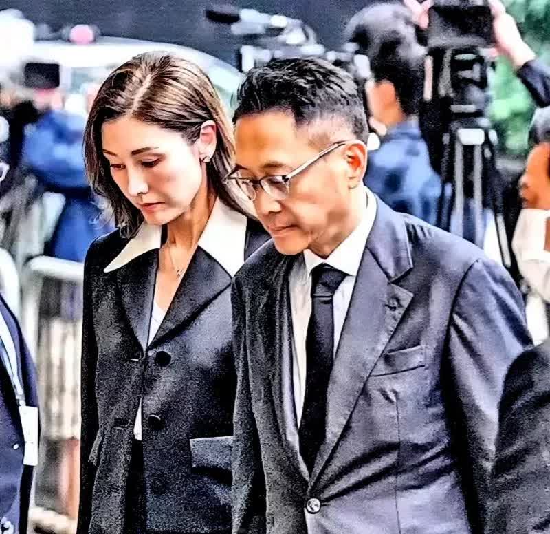 看来许晋亨李嘉欣一个月200万港币的生活费还是有点不够用啊。


许晋亨李