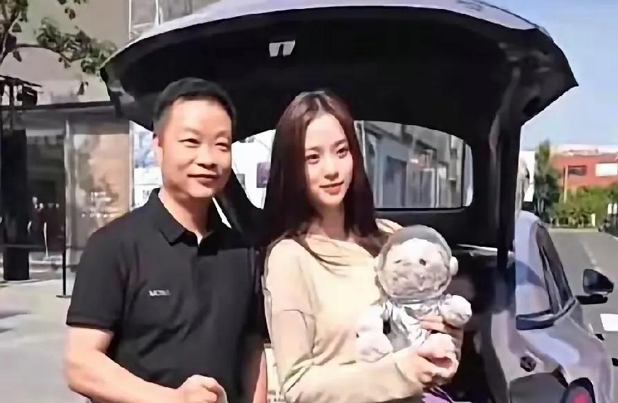 何小鹏真的很聪明呀
华为汽车选择刘亦菲做代言人
何小鹏转头就选了欧阳娜娜做代言人