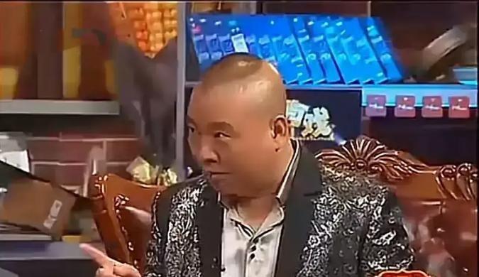 管虎刚收工回家，一把抱起女儿转了三圈。
小丫头咯咯笑着往他怀里钻，肉乎乎的脸蛋蹭