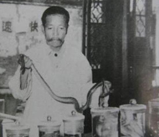 1955年，一个走江湖的男子故意让毒蛇咬自己的舌头，等蛇释放完毒素后，他一口咬下
