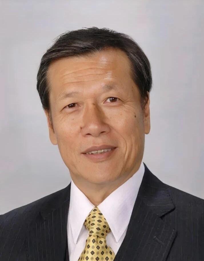 照片中这一位男演员应该算的上是老戏骨了，出道几十年了多数都是在演配角，虽然没有大