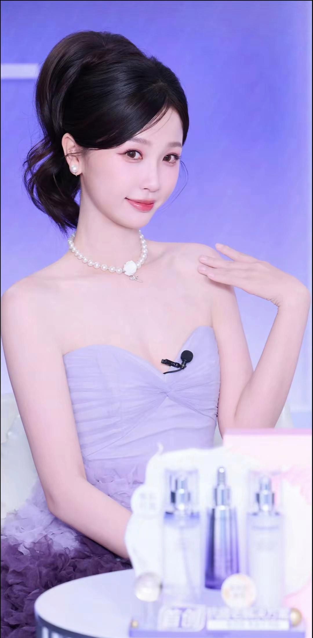 虞书欣紫色裙搭配珍珠项链迷人性感