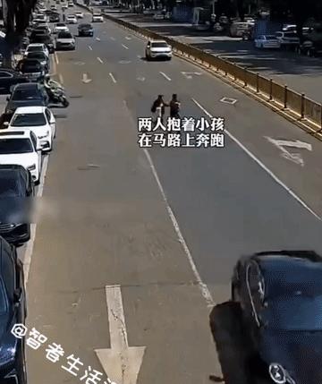 全网都被暖到了：马路上，父母抱着小孩焦急奔跑，过路的执勤交警发现后，暖心上前询问