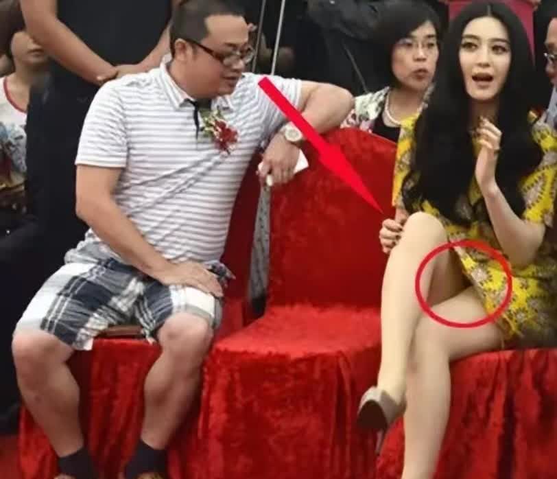 这张旧照又被翻出热议！
左边条纹T恤大哥旁，某女星坐姿引发争议——高开叉裙下若