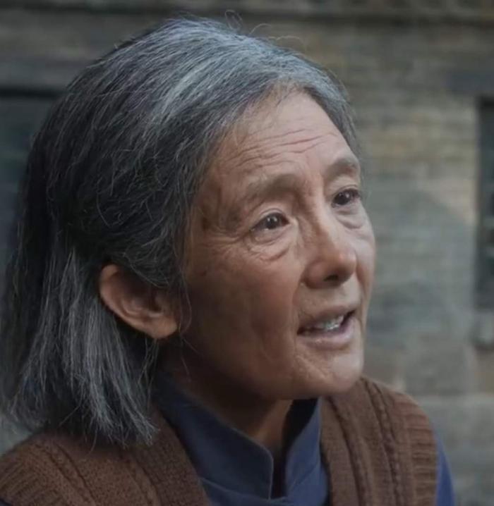 绣绣最后老了看到大脚
事实证明
女人啊
最在乎自己老不老
你可以说她丑
但你真不