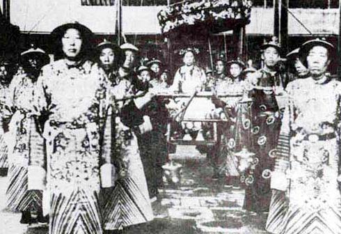1966年北京发现了大太监李莲英之墓，当考古人员揭开棺材后，正准备准备抬起李莲英
