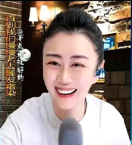 最近发现个有意思的现象，刷到小白牙直播间的老粉都在刷屏问"牙妹咋不笑了"。要说这