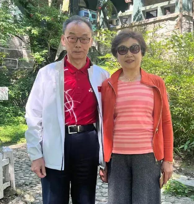 626会议将近，何教授却现身九江，游览庐山、东林寺，此举引发热议。



这几天