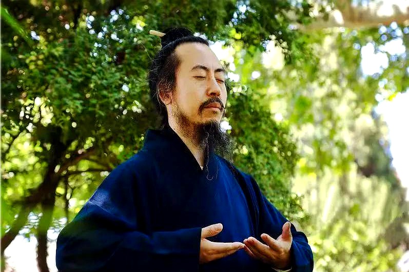 在生活的长河中，人与人之间的关心如同一丝微风，时而轻柔，时而坚定。尤其在艰难时刻