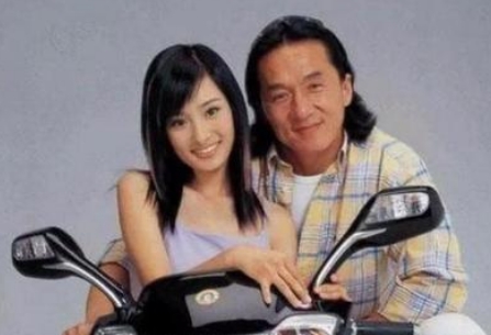 2003年，49岁的成龙代言摩托车广告，片酬50w，16岁的杨幂和成龙搭档，报酬