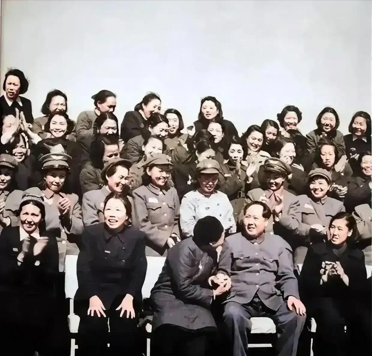 三个经典幸福镜头！
图1，英雄母亲握着伟人的手，高兴的合不上嘴。
图2，一中队战