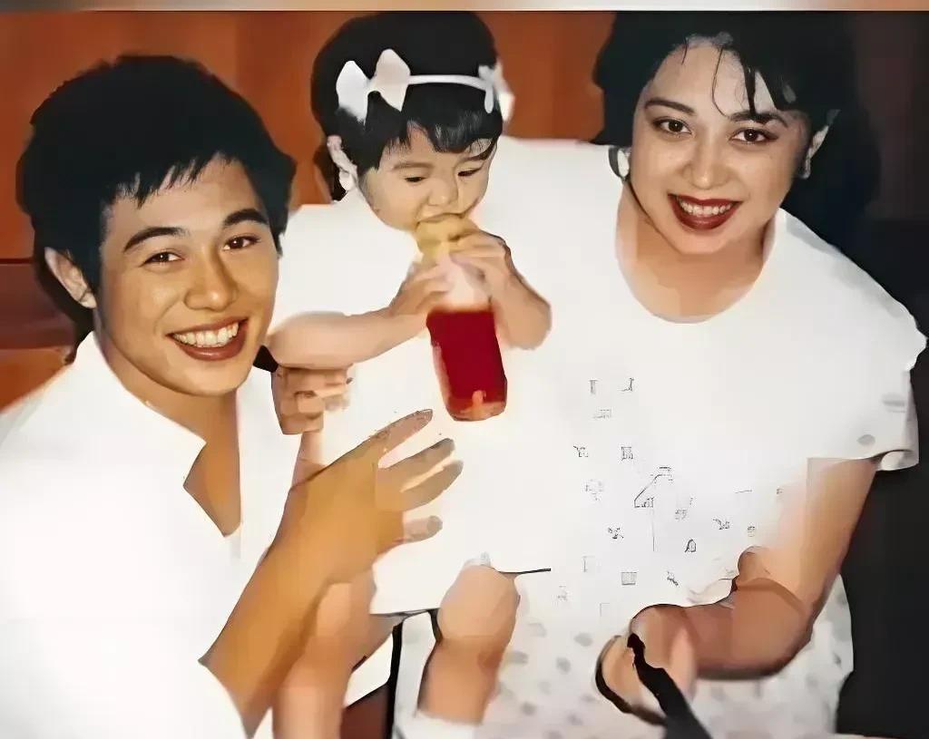 1988年，李连杰与黄秋燕的全家福！