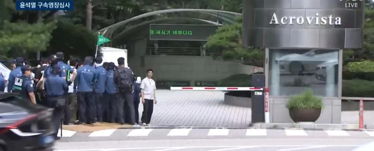 快讯：今天下午首尔时间两点半，北京时间下午一点半，首尔中央地方法院将审查内乱调查