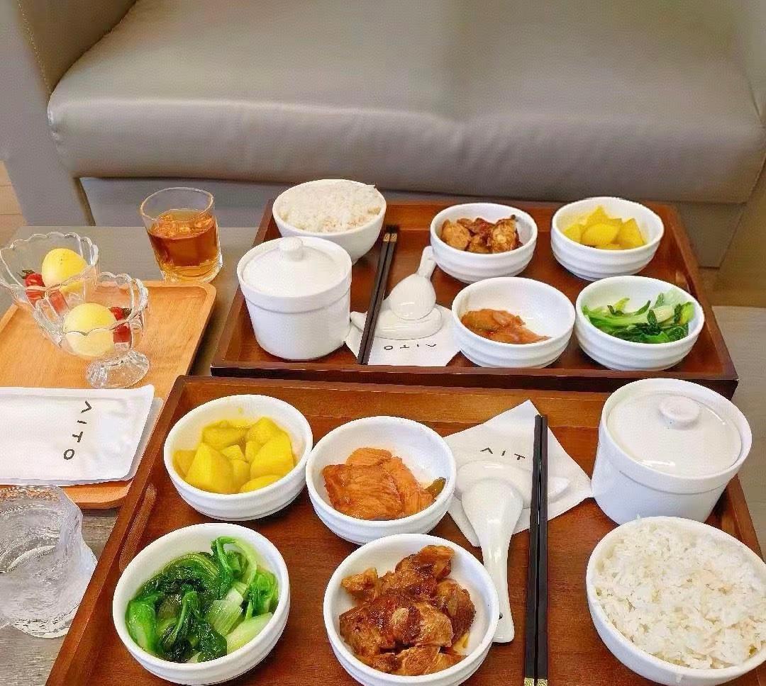 这是哪家品牌的客餐？
仔细一看纸巾，原来是问界，问界大酒店果然名不虚传。
华为再