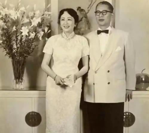 1992年，76岁的孔令侃被人发现，死在纽约的公寓中，而他的手里，还死死捏着一张