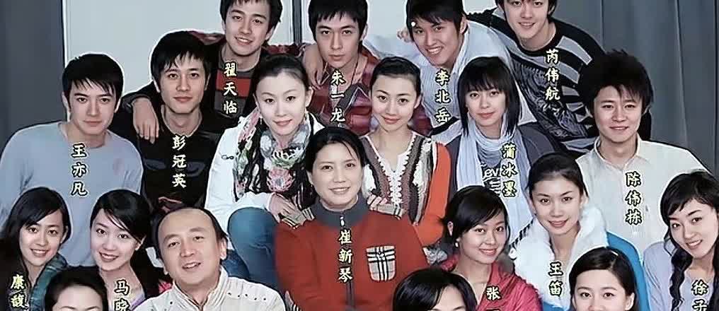 原来朱一龙和彭冠英是同班同学，里面还有被学生们唾骂的翟天临。朱一龙乍一看，没怎么