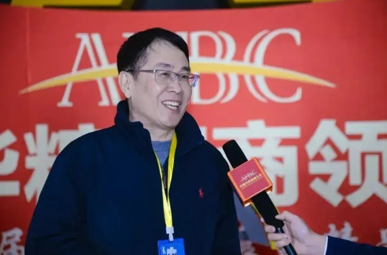 哇哈哈这出闹剧，如今总算是瞧出了些端倪。

两位女主角均未发声。

宗馥莉至今未