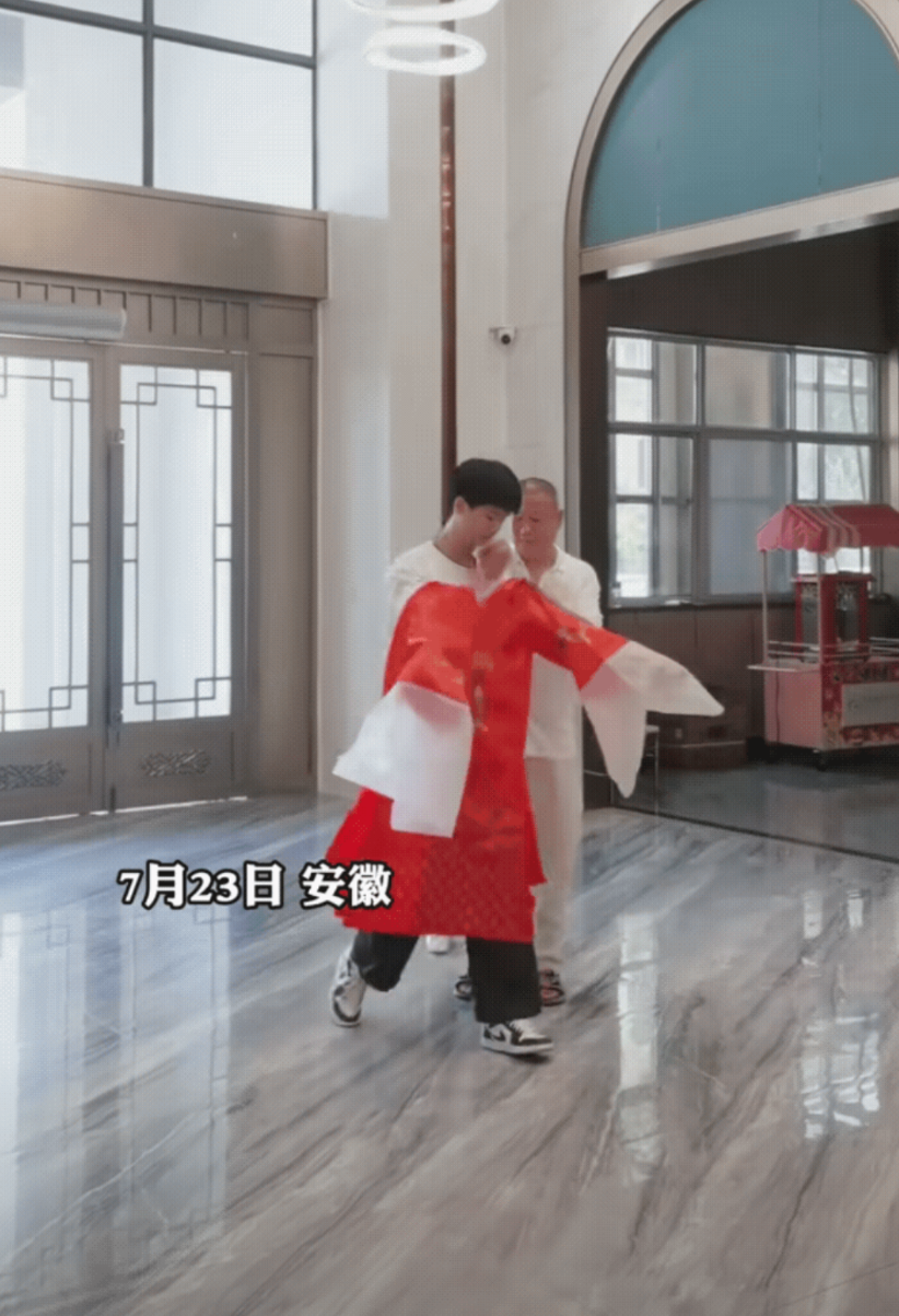 厉害了！近日，安徽一名男生考上国防科技大学，一家人都非常高兴，特别是男生的父母得