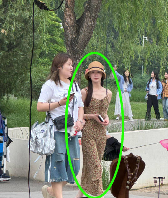 偶遇宋轶逛公园，那脸白得晃眼，嫩若少女。姐姐仿若从画中走来，美得令人移不开眼，好