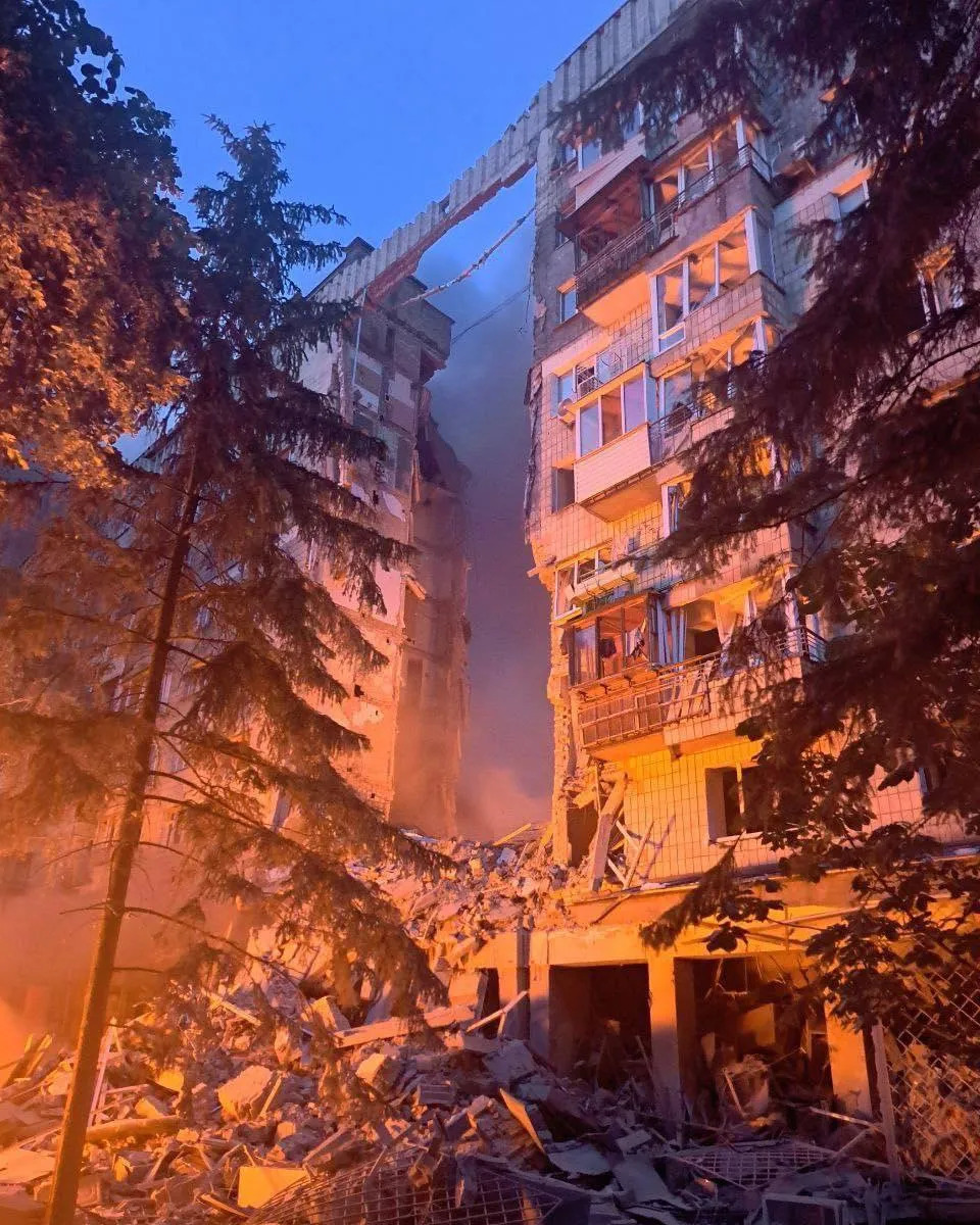 标题：基辅遭袭 住宅楼被炸 惨烈！











啥？基辅又挨炸了！大半