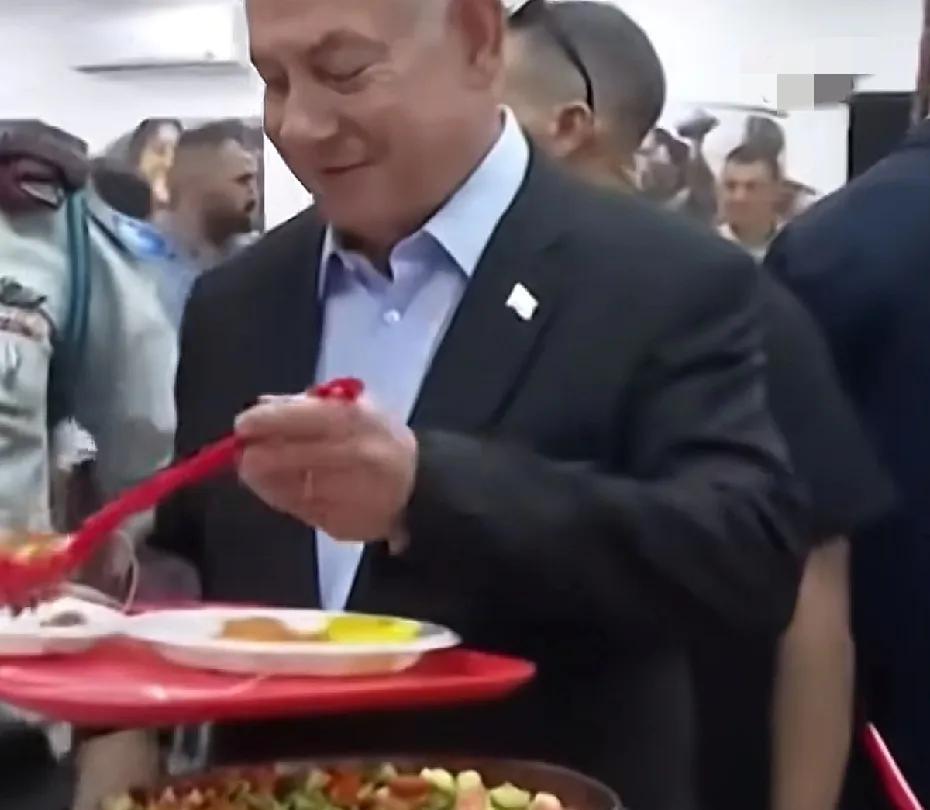 内塔尼亚胡的听证会马上开始，他却突然食物中毒，开庭时间延期一个多月。为了躲避追查