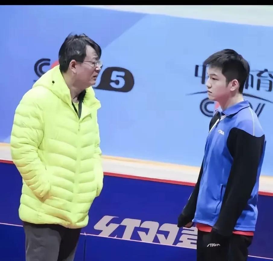 16岁的樊振东输给了张继科。
吴敬平见他闷闷不乐！
劝导说:小胖，咋了？谁打的你