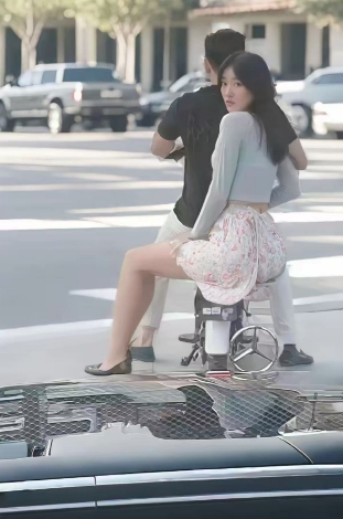 从她的眼神看得出她很想上车