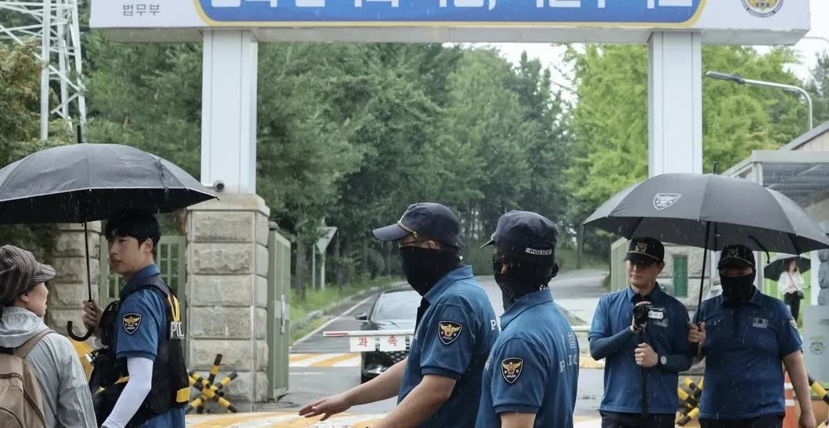 14日下午，韩国内乱特别检察组针对拒绝传唤的前总统尹锡悦启动了强制传唤程序。在尹